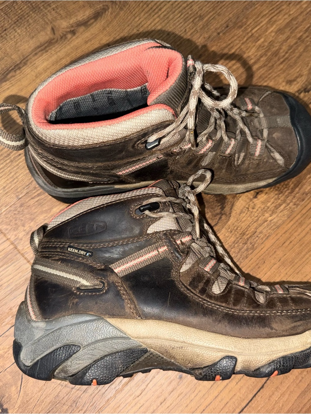 KEEN Targhee Womens Brown Hiking Boots with Coral Lining size 7